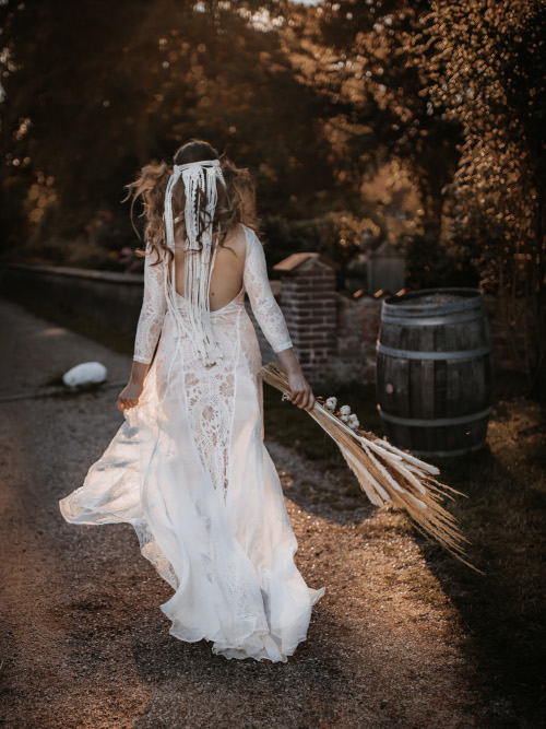 Eine hübsche Braut auf einem Weg
