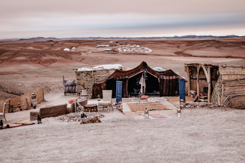 Ein Camp in einer Wüste