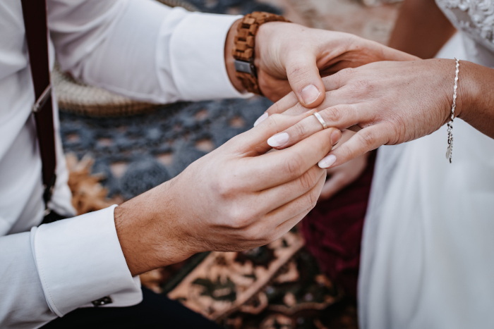 Der Ehemann steckt den Ring an den Finger der Braut