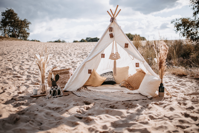 Ein Zelt mit Dekoration im Sand